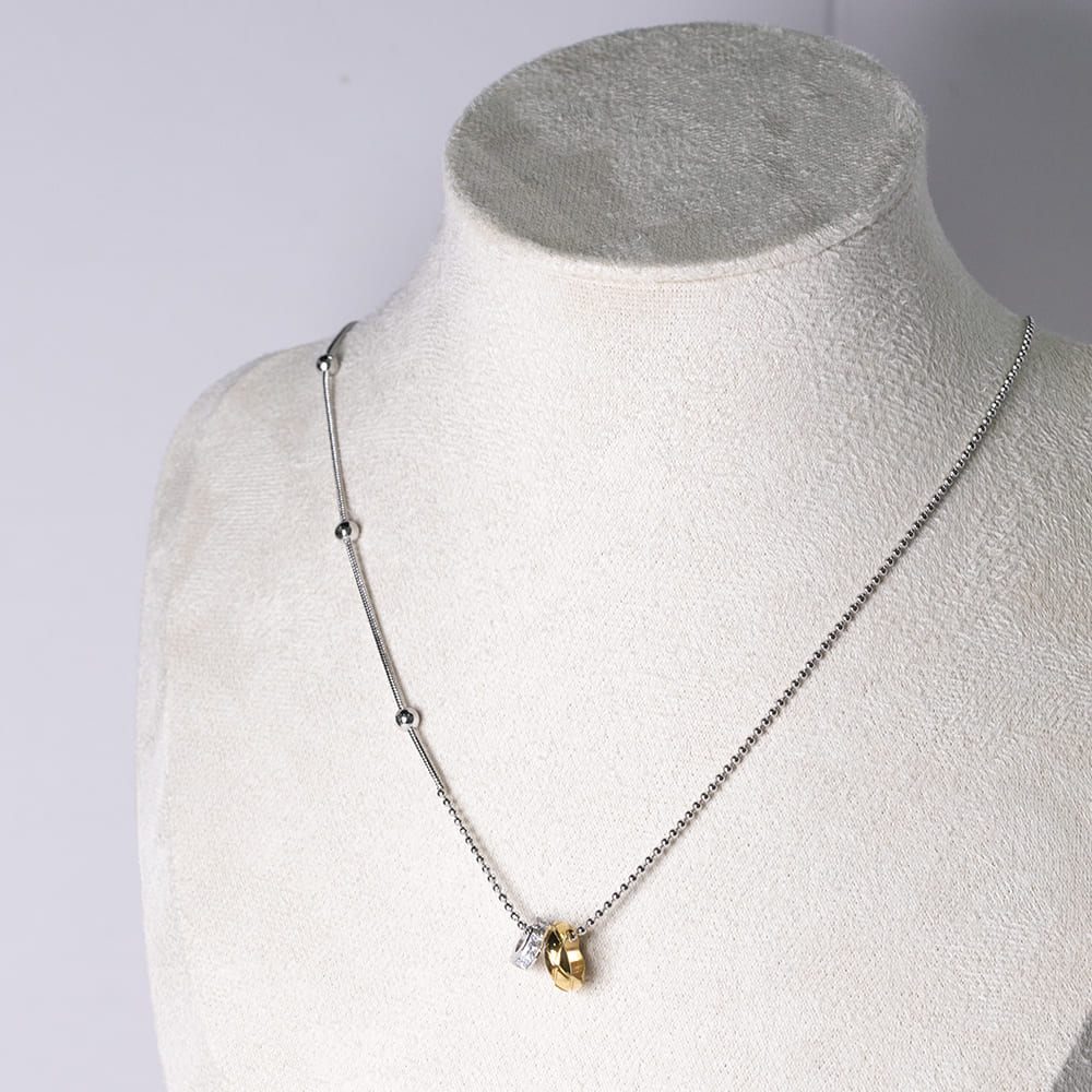 Elegant Zirconia Pendant Necklace